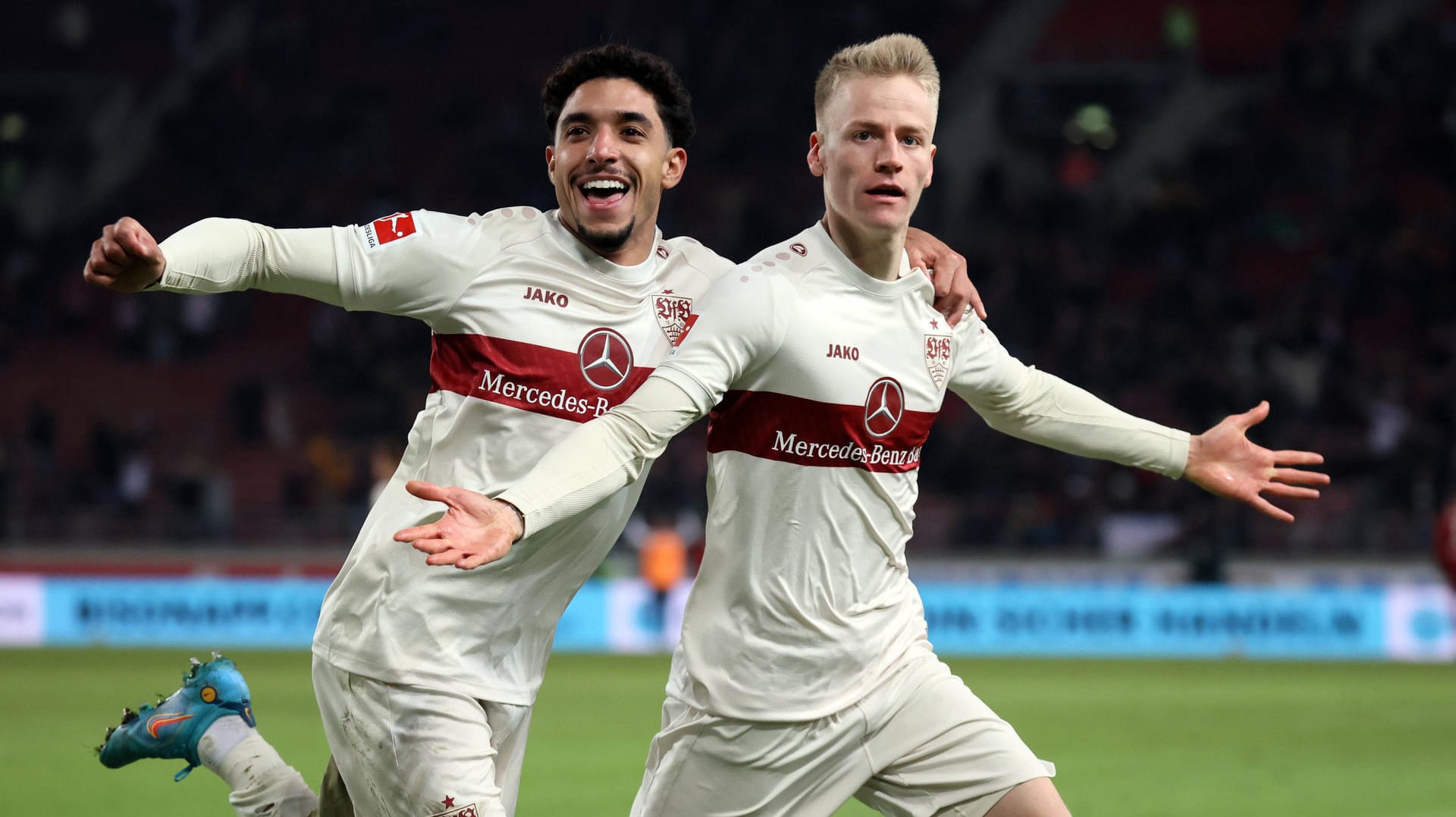 Jubel beim VfB: Chris Führich (re.) erzielte das 2:2 für die Stuttgarter gegen Gladbach. Jubel beim VfB: Chris Führich (re.) erzielte das 2:2 für die Stuttgarter gegen Gladbach.