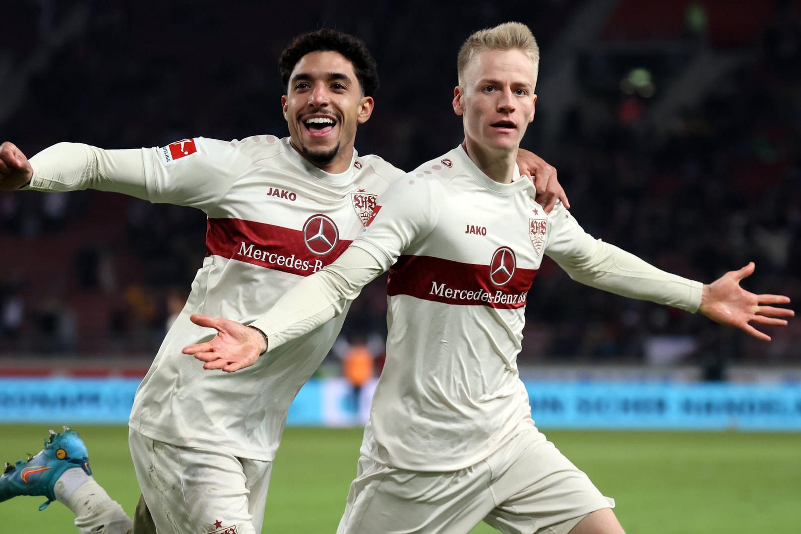 Jubel beim VfB: Chris Führich (re.) erzielte das 2:2 für die Stuttgarter gegen Gladbach.