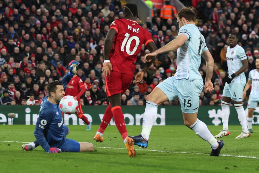 Das 1:0: Liverpools Mané (M.) trifft gegen West Ham.