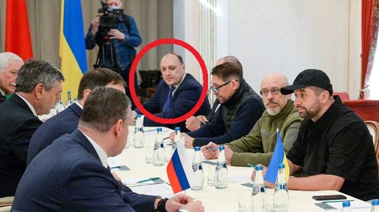 Erste Verhandlungsrunde zwischen Russland und der Ukraine am 28. Februar: Denis Kireev sitzt auf der rechten Seite ganz hinten.