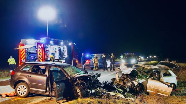 Rettungskräfte an der Unfallstelle: Bei einem Frontalzusammenstoß in Unna sind am Samstag drei Menschen gestorben. Rettungskräfte an der Unfallstelle: Bei einem Frontalzusammenstoß in Unna sind am Samstag drei Menschen gestorben.
