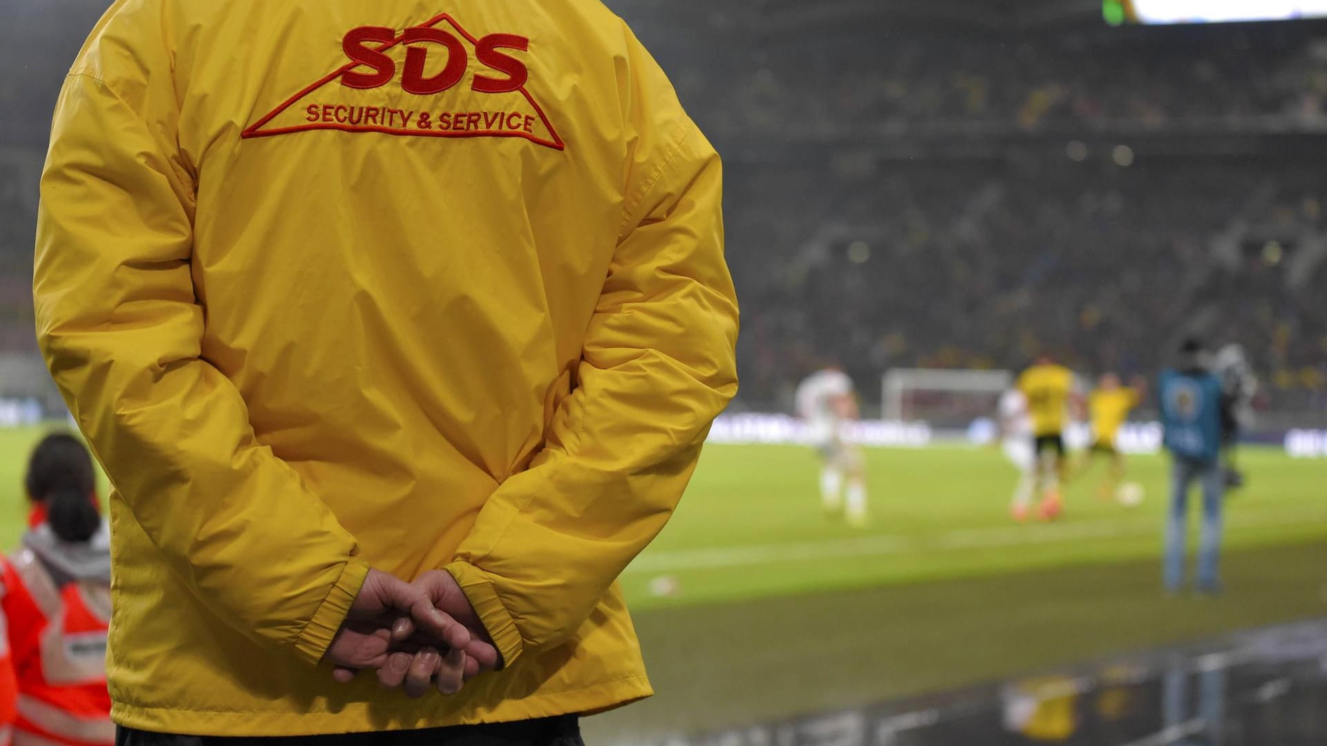 Verstörende Szenen in Stuttgart: Ordner prügeln auf einen Fan ein (Symbolbild aus dem Jahr 2016). Verstörende Szenen in Stuttgart: Ordner prügeln auf einen Fan ein (Symbolbild aus dem Jahr 2016).