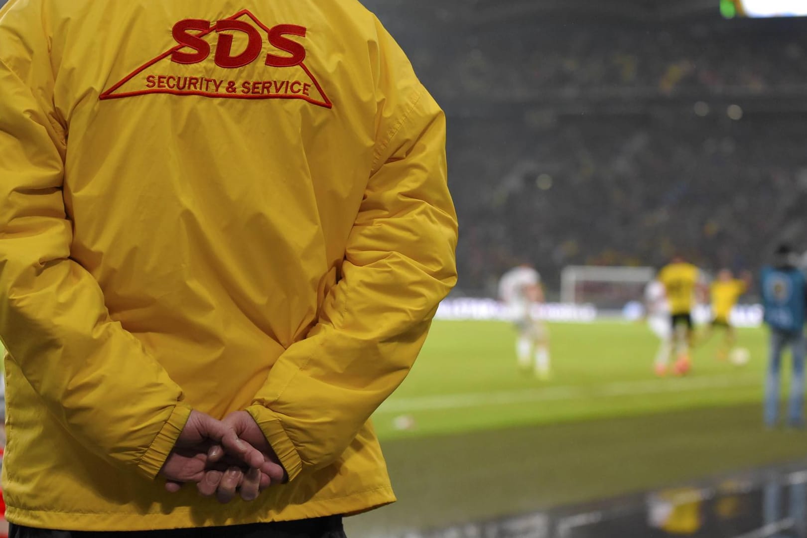 Verstörende Szenen in Stuttgart: Ordner prügeln auf einen Fan ein (Symbolbild aus dem Jahr 2016).