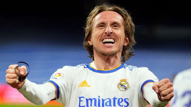 Real Madrids Luka Modric feiert seinen Treffer gegen Real Sociedad San Sebastián. Real Madrids Luka Modric feiert seinen Treffer gegen Real Sociedad San Sebastián.