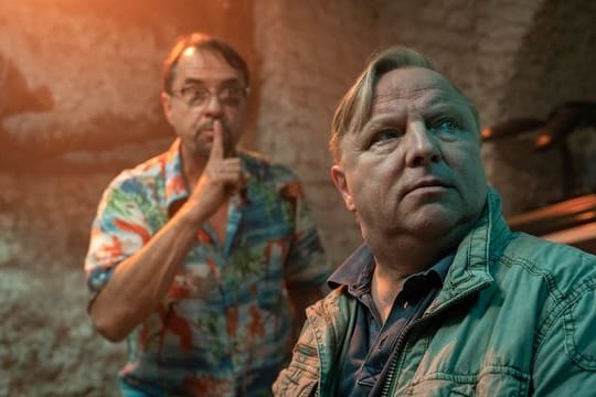 Prof. Karl-Friedrich Boerne (Jan Josef Liefers, l) und Kommissar Axel Thiel (Axel Prahl) in "Tatort: Propheteus".