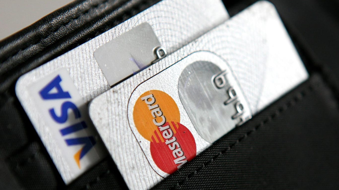 Zwei Kreditkarten in einer Geldbörse (Symbolbild): Visa und Mastercard suspendieren Geschäfte in Russland.