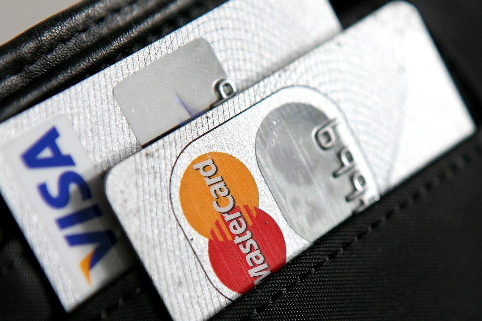 Zwei Kreditkarten in einer Geldbörse (Symbolbild): Visa und Mastercard suspendieren Geschäfte in Russland. Zwei Kreditkarten in einer Geldbörse (Symbolbild): Visa und Mastercard suspendieren Geschäfte in Russland.
