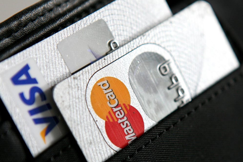 Zwei Kreditkarten in einer Geldbörse (Symbolbild): Visa und Mastercard suspendieren Geschäfte in Russland.