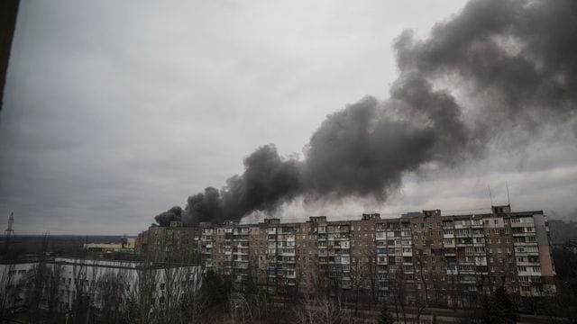 Rauch steigt auf nach dem Beschuss durch russische Streitkräfte in Mariupol.