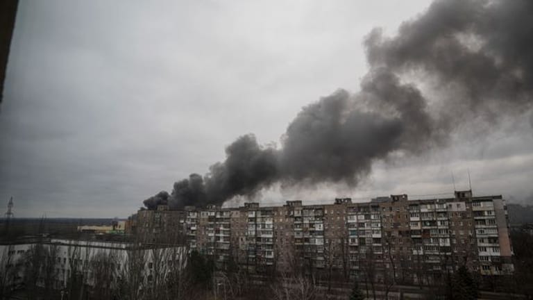 Rauch steigt auf nach dem Beschuss durch russische Streitkräfte in Mariupol.