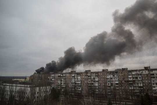 Rauch steigt auf nach dem Beschuss durch russische Streitkräfte in Mariupol.