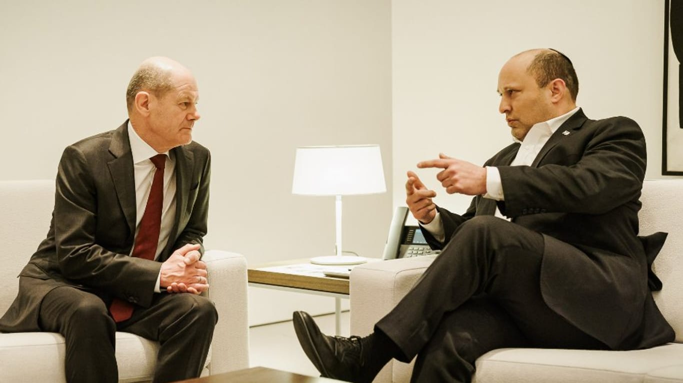 Bundeskanzler Olaf Scholz und der israelische Ministerpräsident Naftali Bennett im Gespräch in Berlin.
