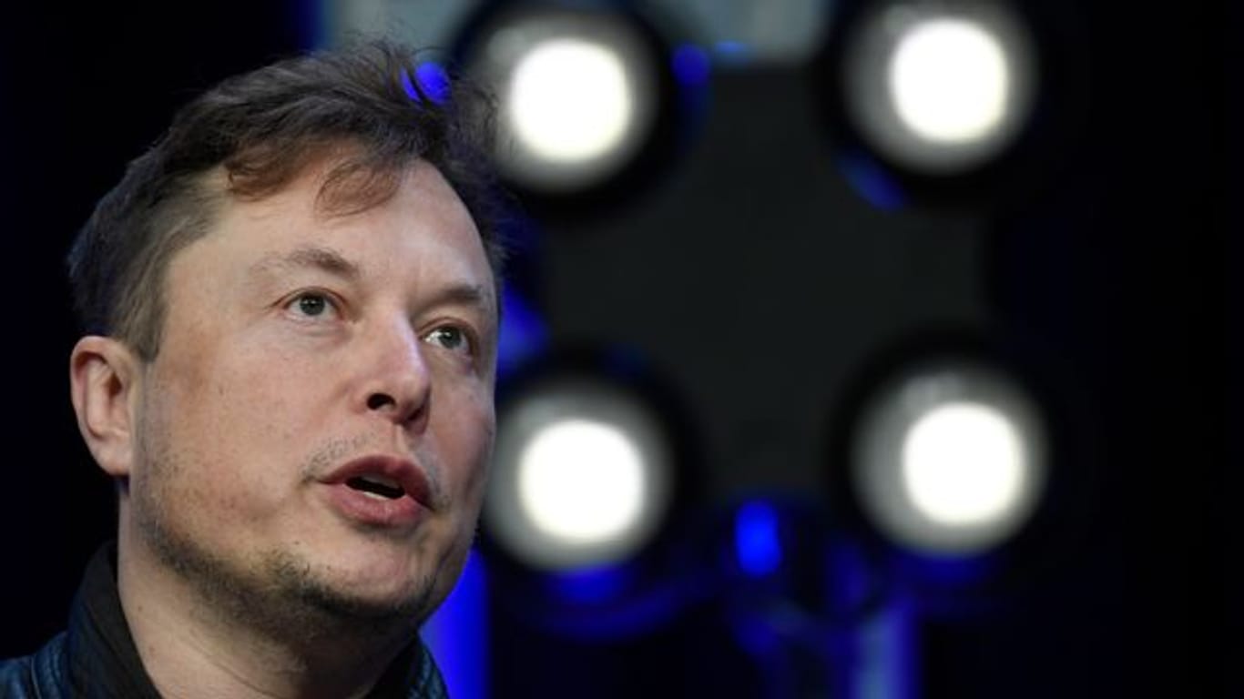 Elon Musk (Archivbild) hatte sein Starlink-Internet für die Ukraine aktiviert und Geräte gespendet. Jetzt will die Firma die Nutzung einschränken.
