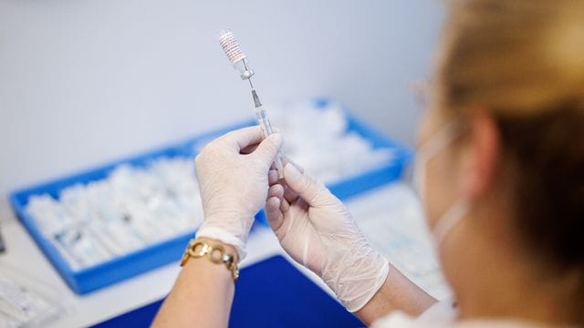 Eine Krankenschwester zieht im Impfzentrum Freising den Impfstoff Nuvaxovid auf eine Spritze auf. Eine Krankenschwester zieht im Impfzentrum Freising den Impfstoff Nuvaxovid auf eine Spritze auf.