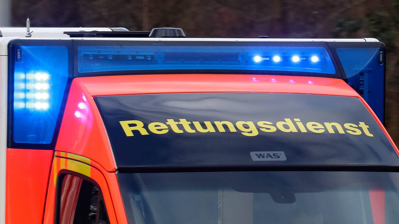 Die Front eines Rettungswagens (Symbolbild): Bei einem Fest in Wallmerath wurden zwei Menschen schwer verletzt.