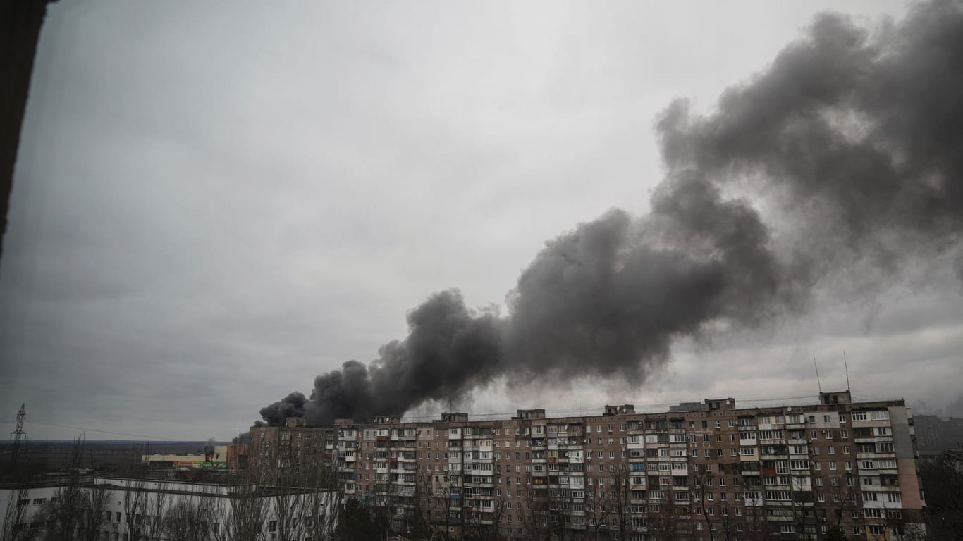 Rauch steigt auf nach dem Beschuss durch russische Streitkräfte in Mariupol. Die Stadt liegt seit Tagen unter ständigem Beschuss durch russische Streitkräfte.