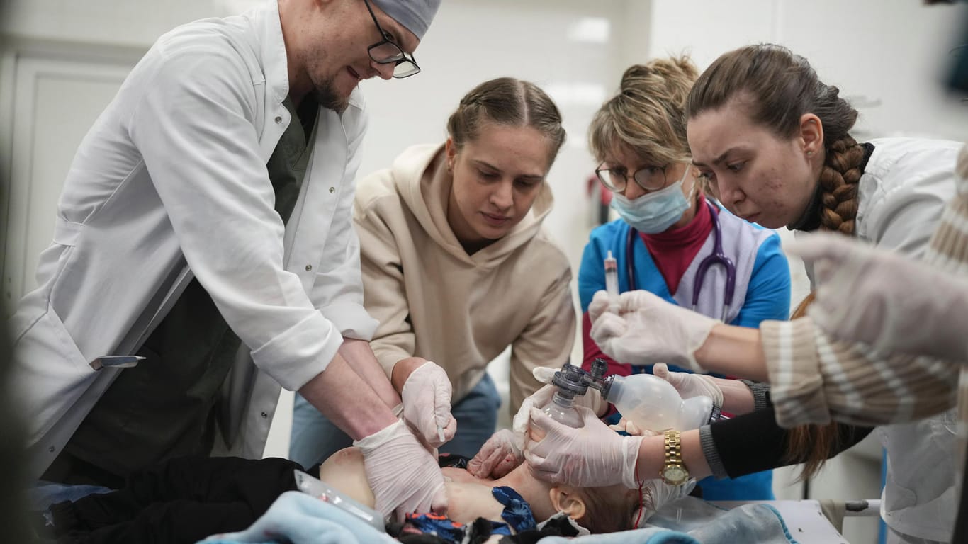Ärzte versuchen, das Leben von Marina Yatskos 18 Monate altem Sohn Kirill zu retten, der durch Granatenbeschuss verwundet wurde. Das Kind erlag im Krankenhaus seinen schweren Verletzungen.