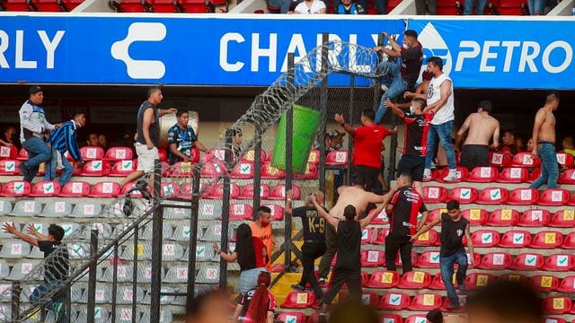 Fans vom FC Querétaro und Atlas Guadalajara waren zunächst auf den Tribünen aneinandergeraten. Fans vom FC Querétaro und Atlas Guadalajara waren zunächst auf den Tribünen aneinandergeraten.