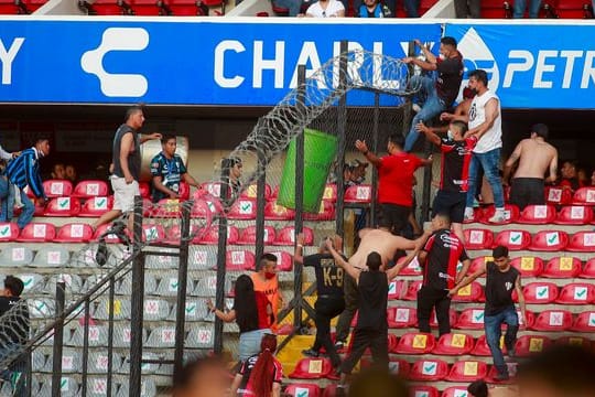 Fans vom FC Querétaro und Atlas Guadalajara waren zunächst auf den Tribünen aneinandergeraten.