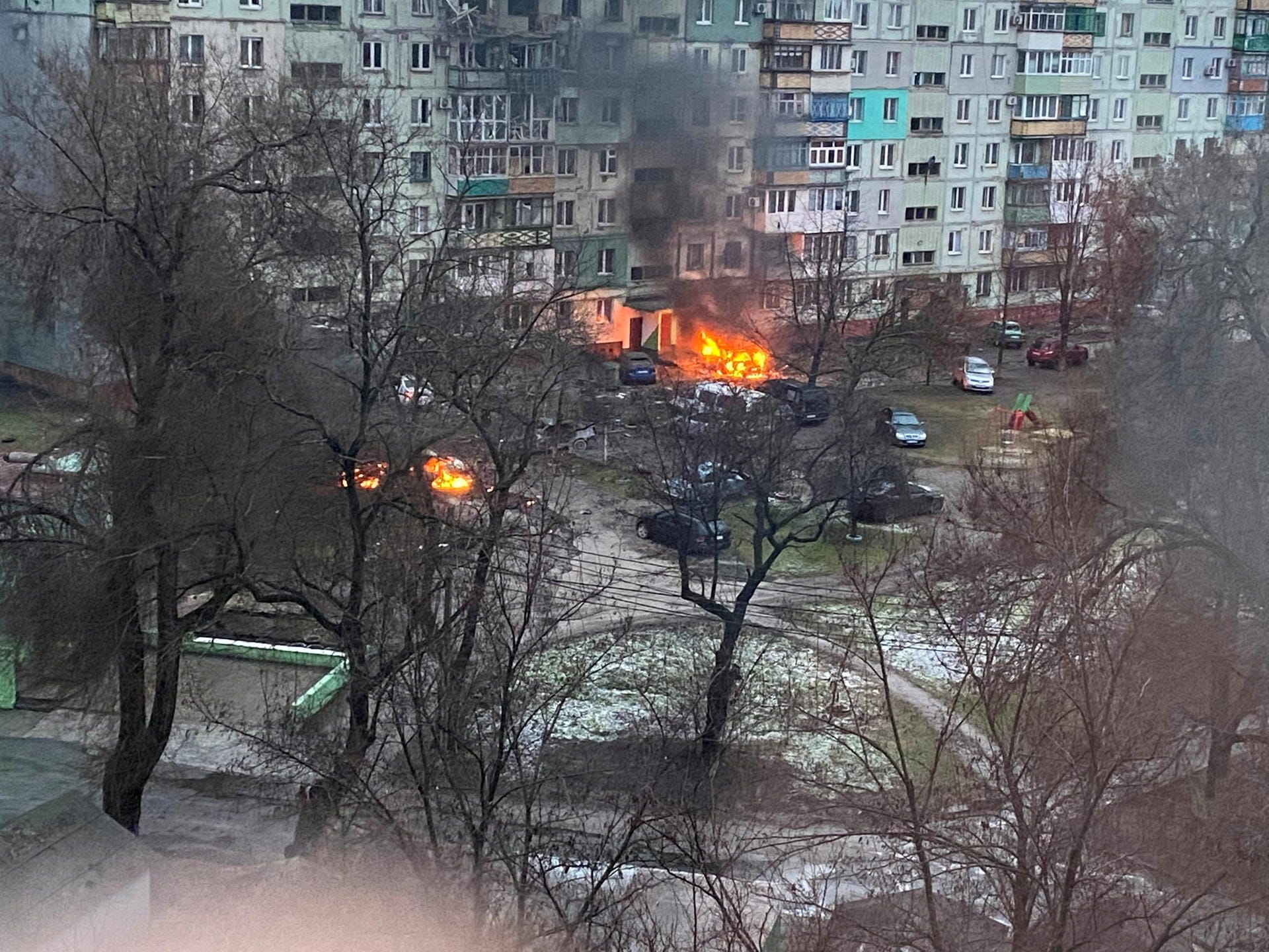 Wohngebäude in Mariupol stehen mutmaßlich nach russischem Beschuss in Flammen. Die Stadt befindet sich seit Tagen im Belagerungszustand.