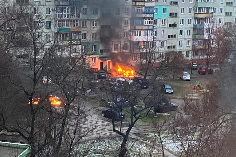 Wohngebäude in Mariupol stehen mutmaßlich nach russischem Beschuss in Flammen. Die Stadt befindet sich seit Tagen im Belagerungszustand.