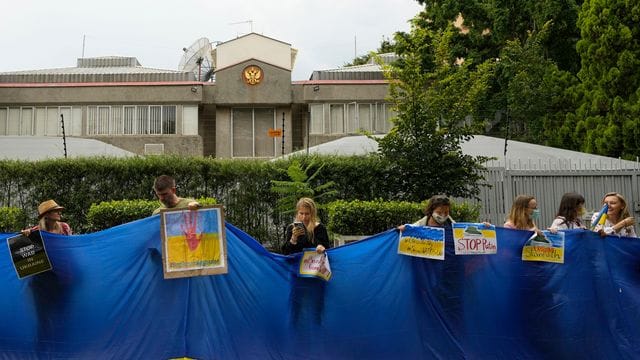 Protest gegen die Invasion der Ukraine vor der russischen Botschaft in Südafrikas Hauptstadt Pretoria. Protest gegen die Invasion der Ukraine vor der russischen Botschaft in Südafrikas Hauptstadt Pretoria.