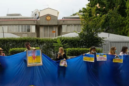 Protest gegen die Invasion der Ukraine vor der russischen Botschaft in Südafrikas Hauptstadt Pretoria.