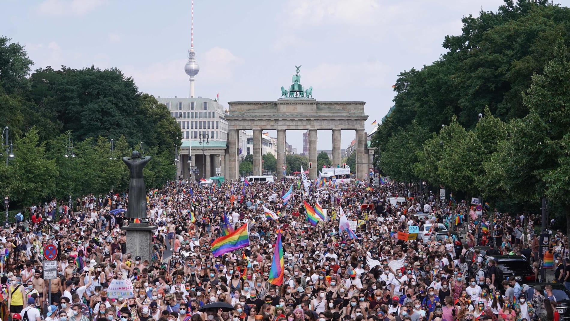 Tausende Menschen nehmen 2021 am Christopher Street Day vor dem Brandenburger Tor teil (Archivbild): Die Veranstalter erwarten in diesem Jahr wieder eine Million Feiernde. Tausende Menschen nehmen 2021 am Christopher Street Day vor dem Brandenburger Tor teil (Archivbild): Die Veranstalter erwarten in diesem Jahr wieder eine Million Feiernde.