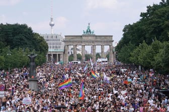 Tausende Menschen nehmen 2021 am Christopher Street Day vor dem Brandenburger Tor teil (Archivbild): Die Veranstalter erwarten in diesem Jahr wieder eine Million Feiernde.