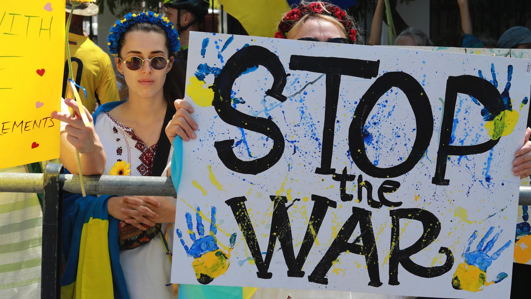 Südafrika: Ukrainer protestieren vor dem Parlament in Kapstadt mit Plakaten gegen den Einmarsch Russlands in ihr Heimatland.