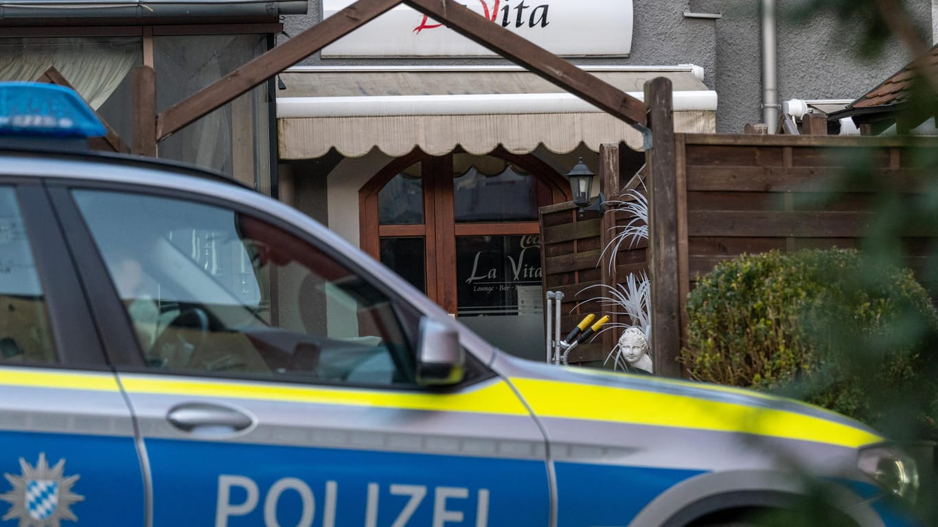 Ermittlungen in der Oberpfalz: Sieben Menschen wurden verletzt, nachdem sie Champagner getrunken hatten – ein Mann starb.