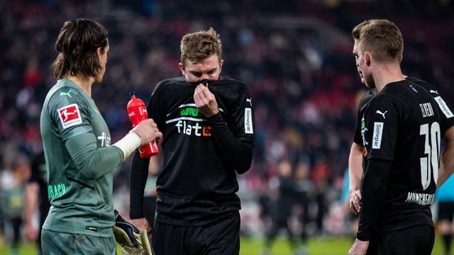 Die Gladbacher Yann Sommer, Christoph Kramer und Nico Elvedi sind nach dem Schlusspfiff in Stuttgart enttäuscht. Die Gladbacher Yann Sommer, Christoph Kramer und Nico Elvedi sind nach dem Schlusspfiff in Stuttgart enttäuscht.