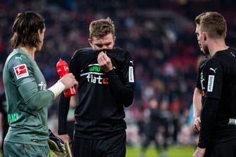 Die Gladbacher Yann Sommer, Christoph Kramer und Nico Elvedi sind nach dem Schlusspfiff in Stuttgart enttäuscht.