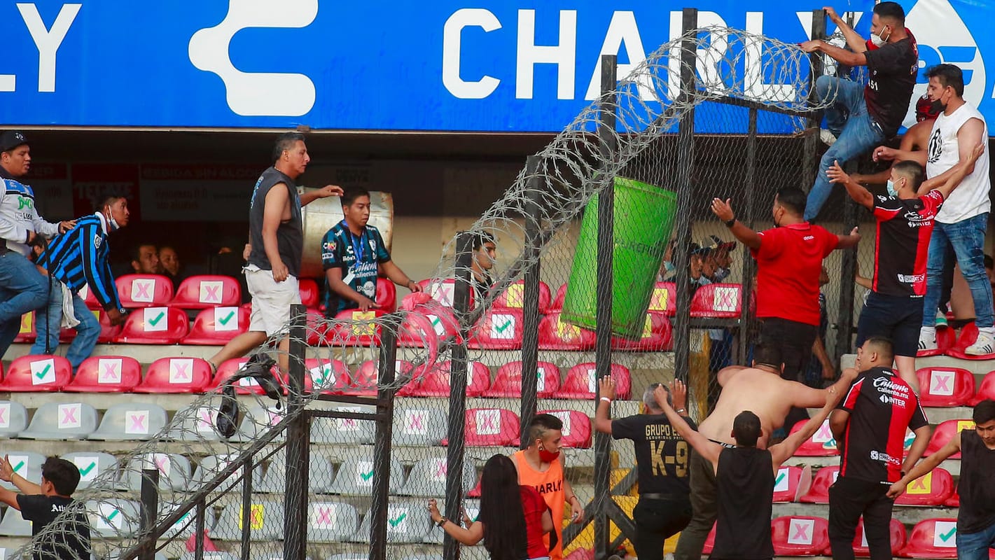 Hässliche Szenen auf der Tribüne zwischen den Fans von Querétaro und Atlas. Hässliche Szenen auf der Tribüne zwischen den Fans von Querétaro und Atlas.