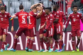 Der FC Bayern München um Abwehr-Chef Niklas Süle (M.