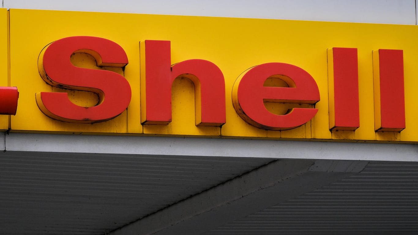 Shell-Schriftzug an einer Tankstelle (Symbolbild): Der Ölkonzern Shell will mit dem Geld aus seinem Ölhandel mit Russland die Ukraine unterstützen.