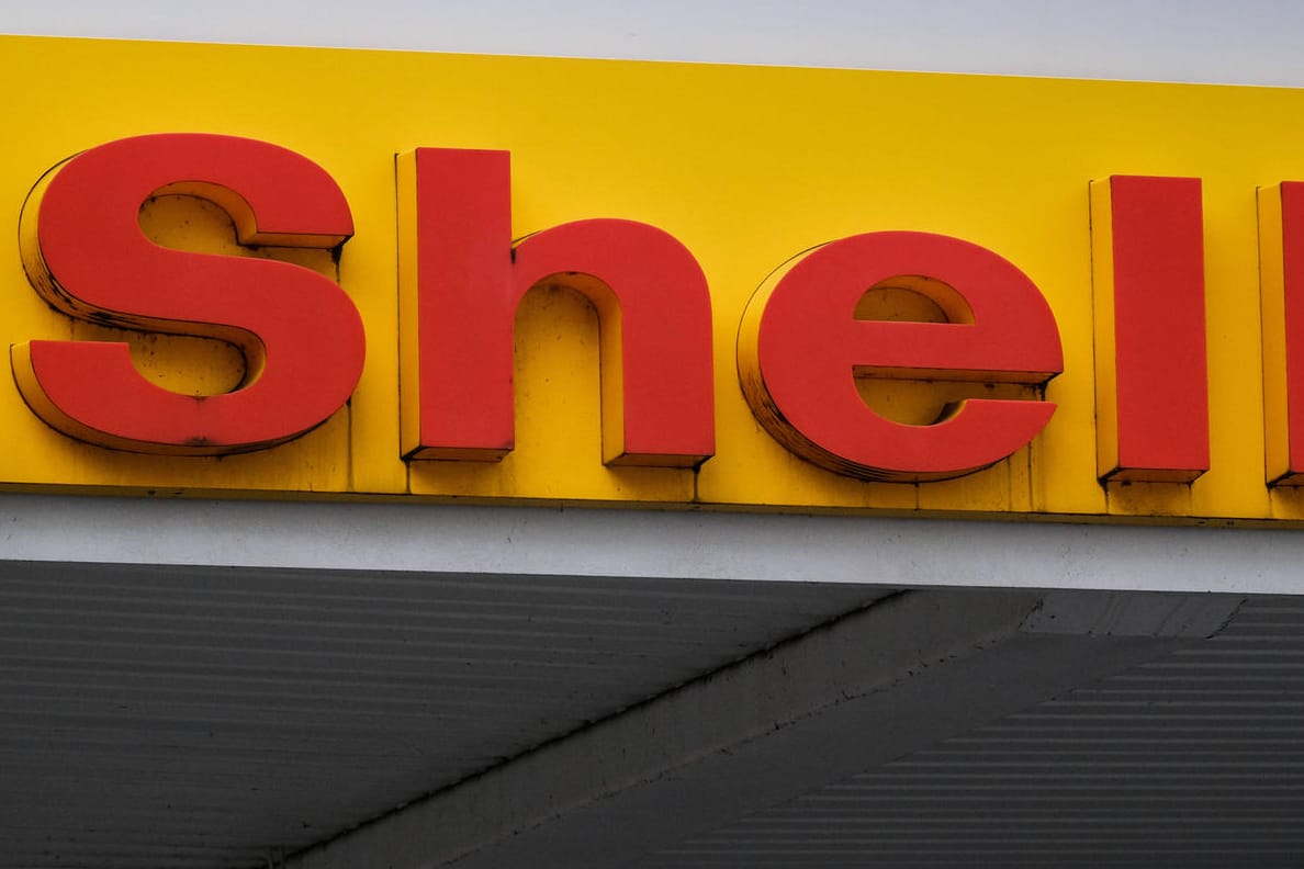 Shell-Schriftzug an einer Tankstelle (Symbolbild): Der Ölkonzern Shell will mit dem Geld aus seinem Ölhandel mit Russland die Ukraine unterstützen.