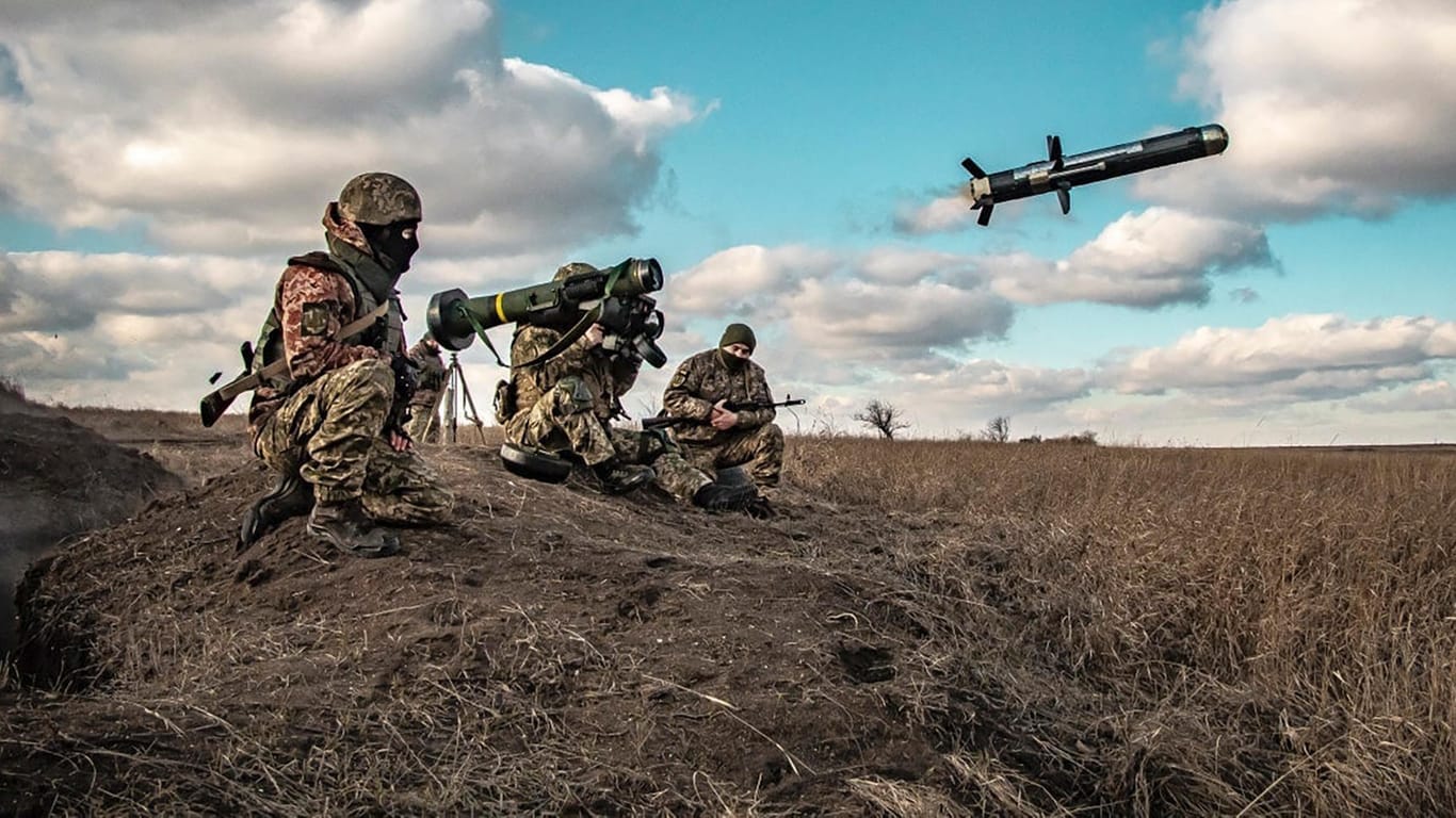 Ukrainische Soldaten schießen eine Javelin-Panzerabwehrrakete ab: Ob sich die militärische Überlegenheit der russischen Armee brechen lässt, ist fraglich.