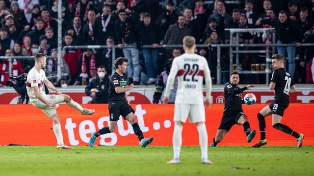 Der Stuttgarter Sasa Kalajdzic (l) traf zum Sieg.
