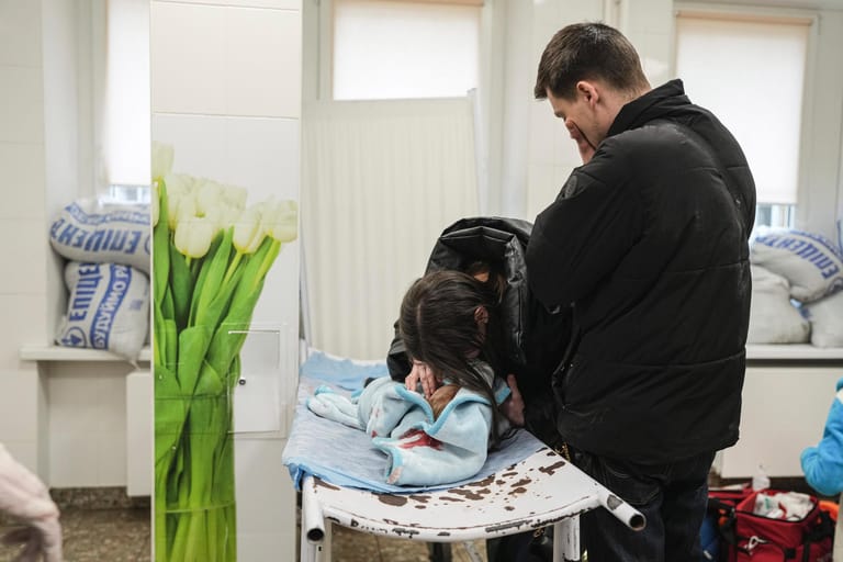 Marina Yatsko (l) und ihr Freund Fedor trauern über den leblosen Körper ihres 18 Monate alten Sohnes Kirill.