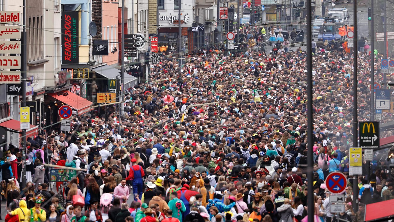 Straßenkarneval an Weiberfastnacht: Allein im Zülpicher Viertel feierten rund 15.000 Menschen.