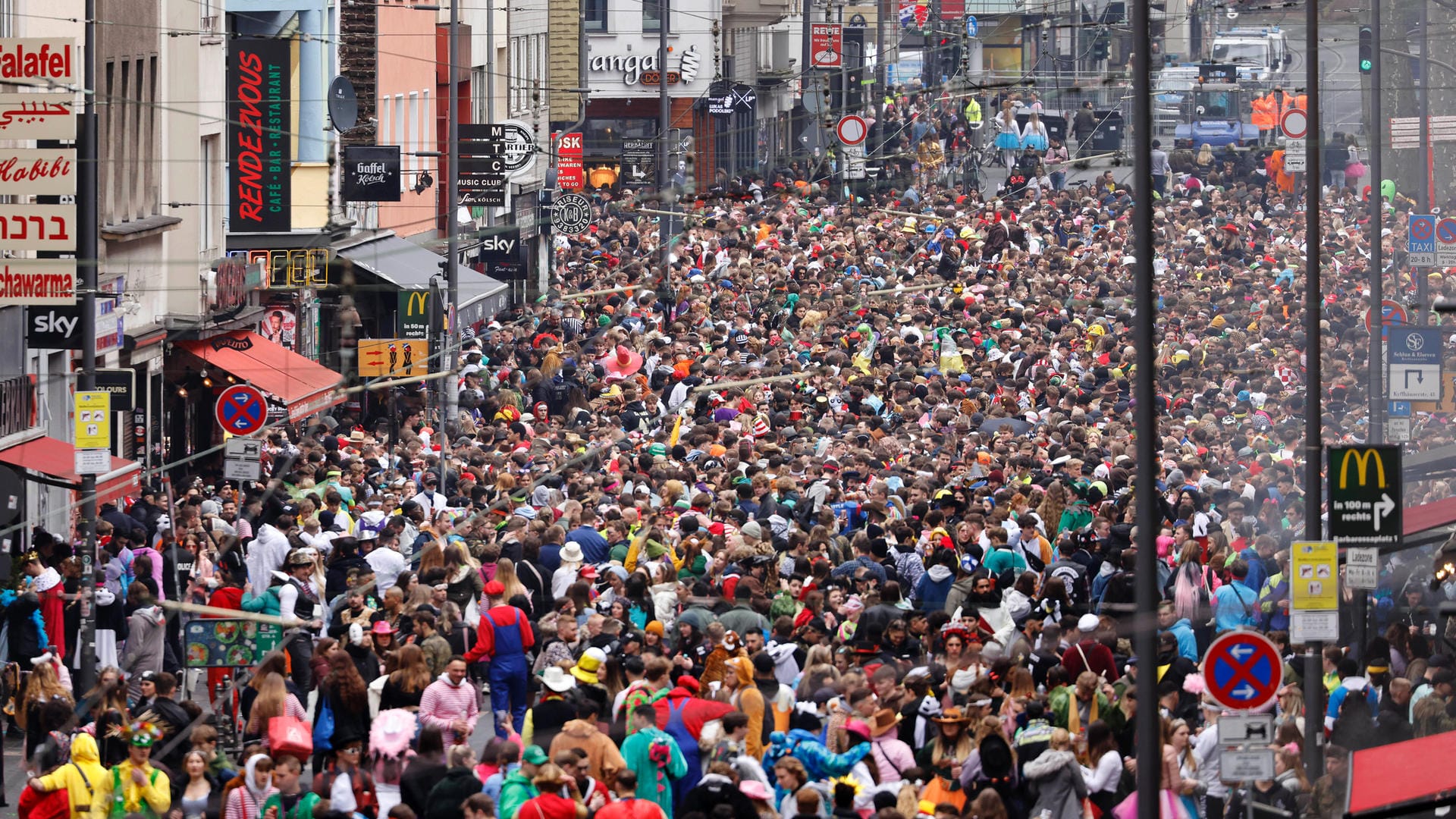 Straßenkarneval an Weiberfastnacht: Allein im Zülpicher Viertel feierten rund 15.000 Menschen.