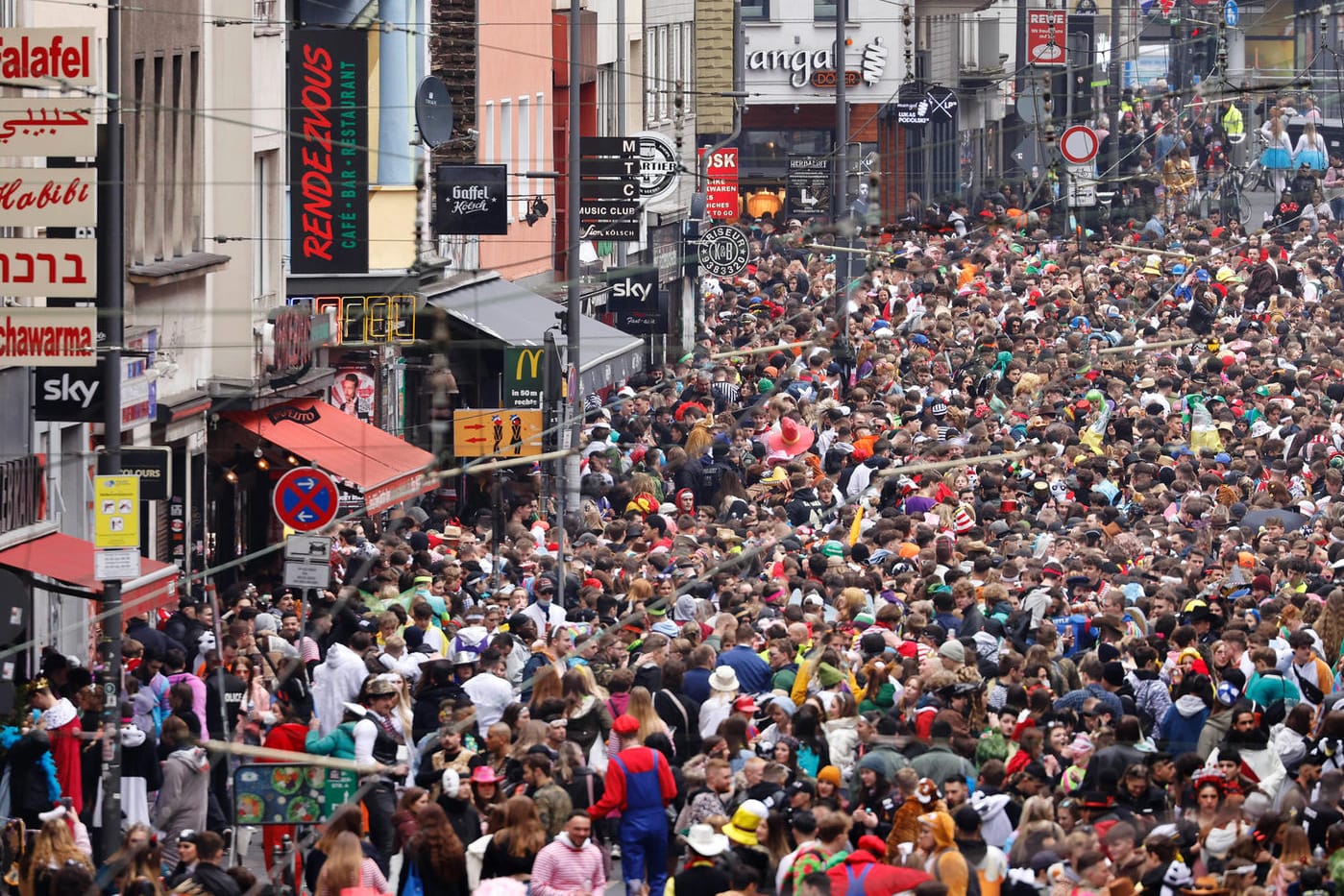 Straßenkarneval an Weiberfastnacht: Allein im Zülpicher Viertel feierten rund 15.000 Menschen.