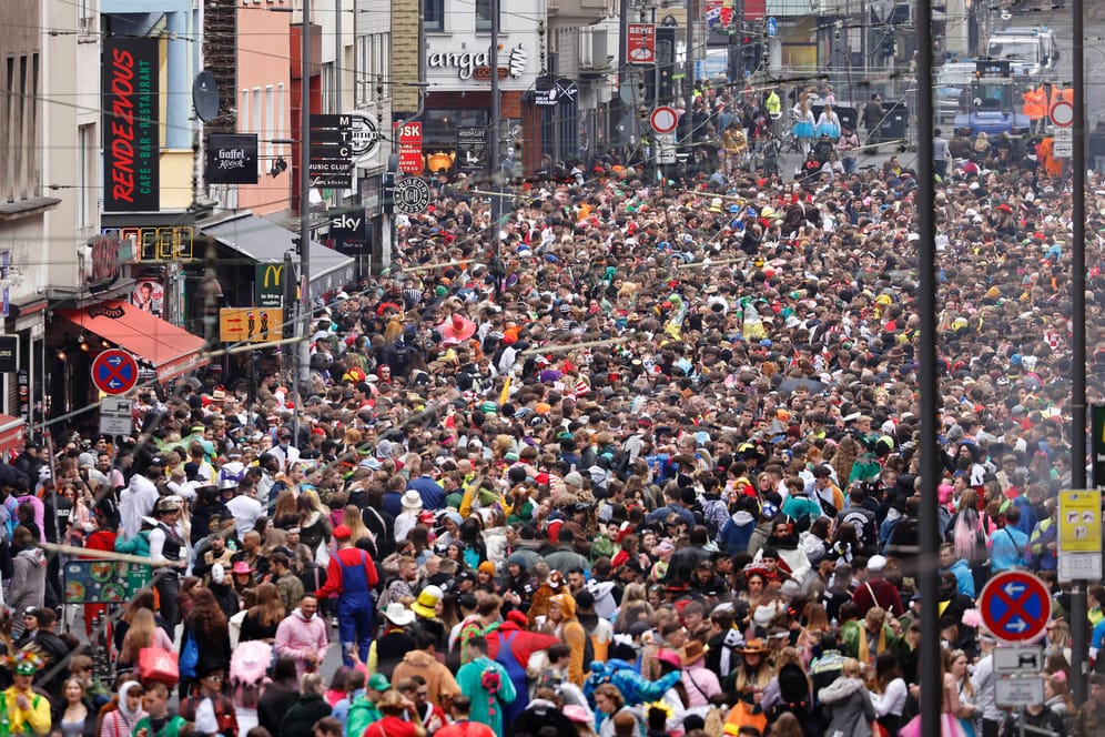 Straßenkarneval an Weiberfastnacht: Allein im Zülpicher Viertel feierten rund 15.000 Menschen.