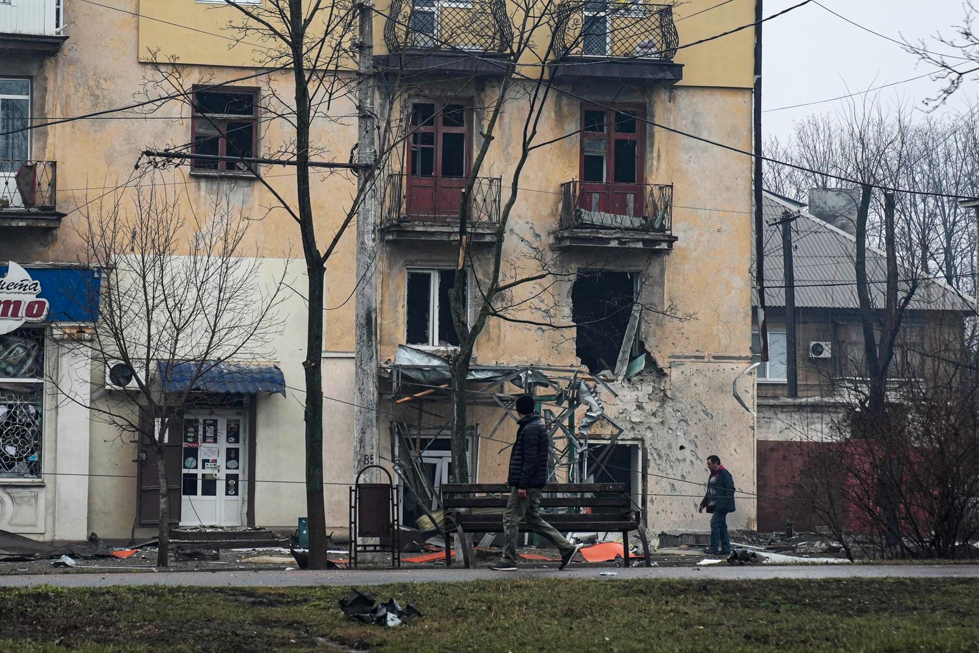 Immer wieder werden Wohnhäuser beschossen, trotz russischer Behauptungen, auf Zivilisten Rücksicht zu nehmen.