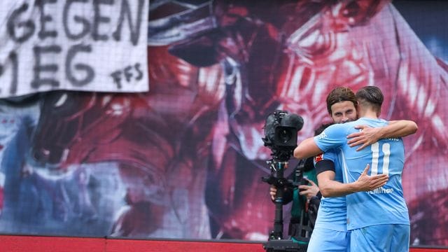 Lucas Höler (l) und Torschütze Ermedin Demirovic jubeln nach dem Treffer zum 1:0 für SC Freiburg. Lucas Höler (l) und Torschütze Ermedin Demirovic jubeln nach dem Treffer zum 1:0 für SC Freiburg.