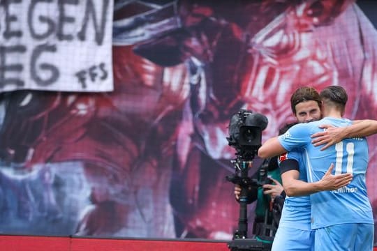 Lucas Höler (l) und Torschütze Ermedin Demirovic jubeln nach dem Treffer zum 1:0 für SC Freiburg.