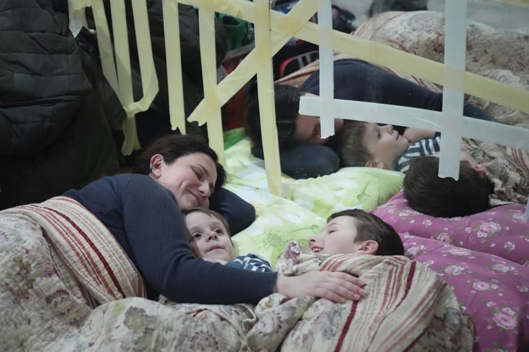 Die wenigen hoffnungsvollen Momente in der Hölle von Mariupol: Eine Frau und ihre Kinder fanden Schutz in einer provisorischen Unterkunft in einem Sportzentrum.