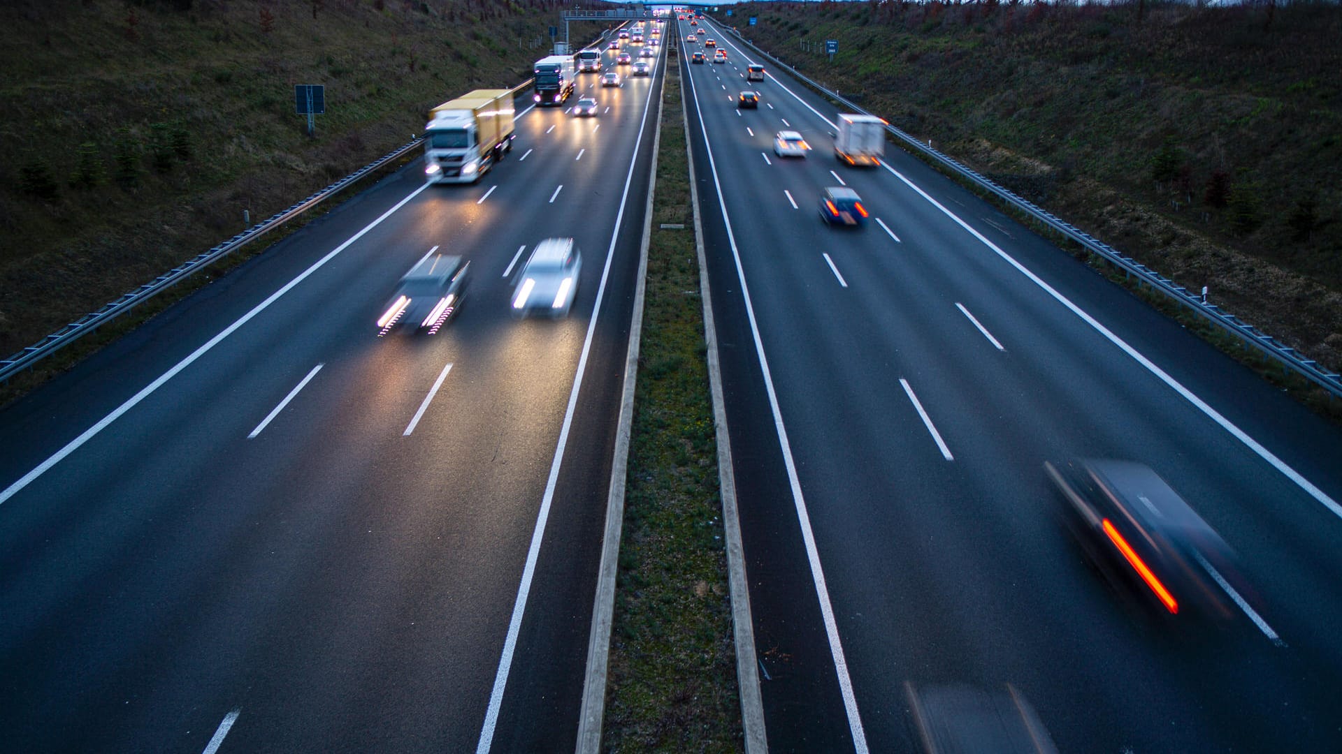 Die Autobahn 4 bei Kerpen (Symbolbild): Der Paketbote war in Fahrtrichtung Köln unterwegs, als es zu dem schweren Unfall kam.