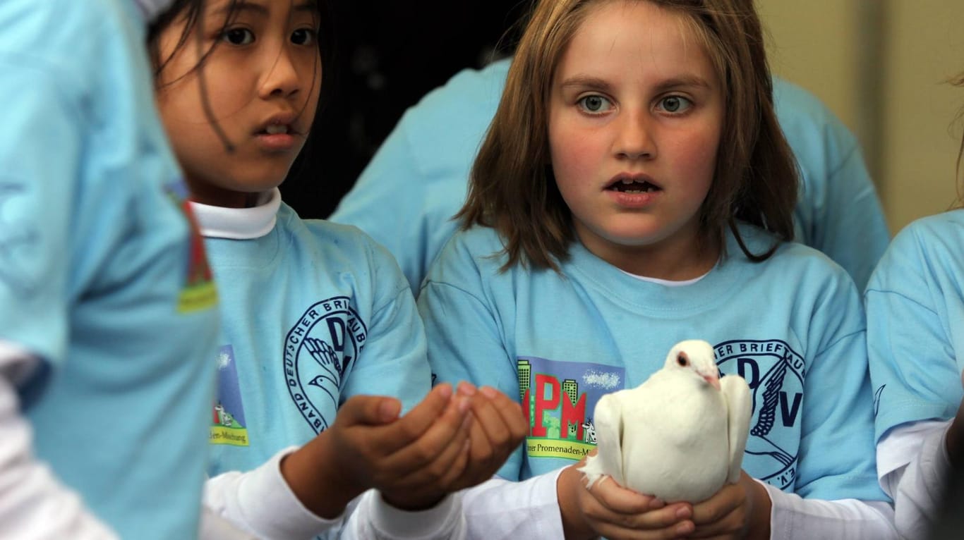 Kinder singen anlässlich des Weltfriedenstages das Lied "Kleine weiße Friedenstaube" (Archivbild).